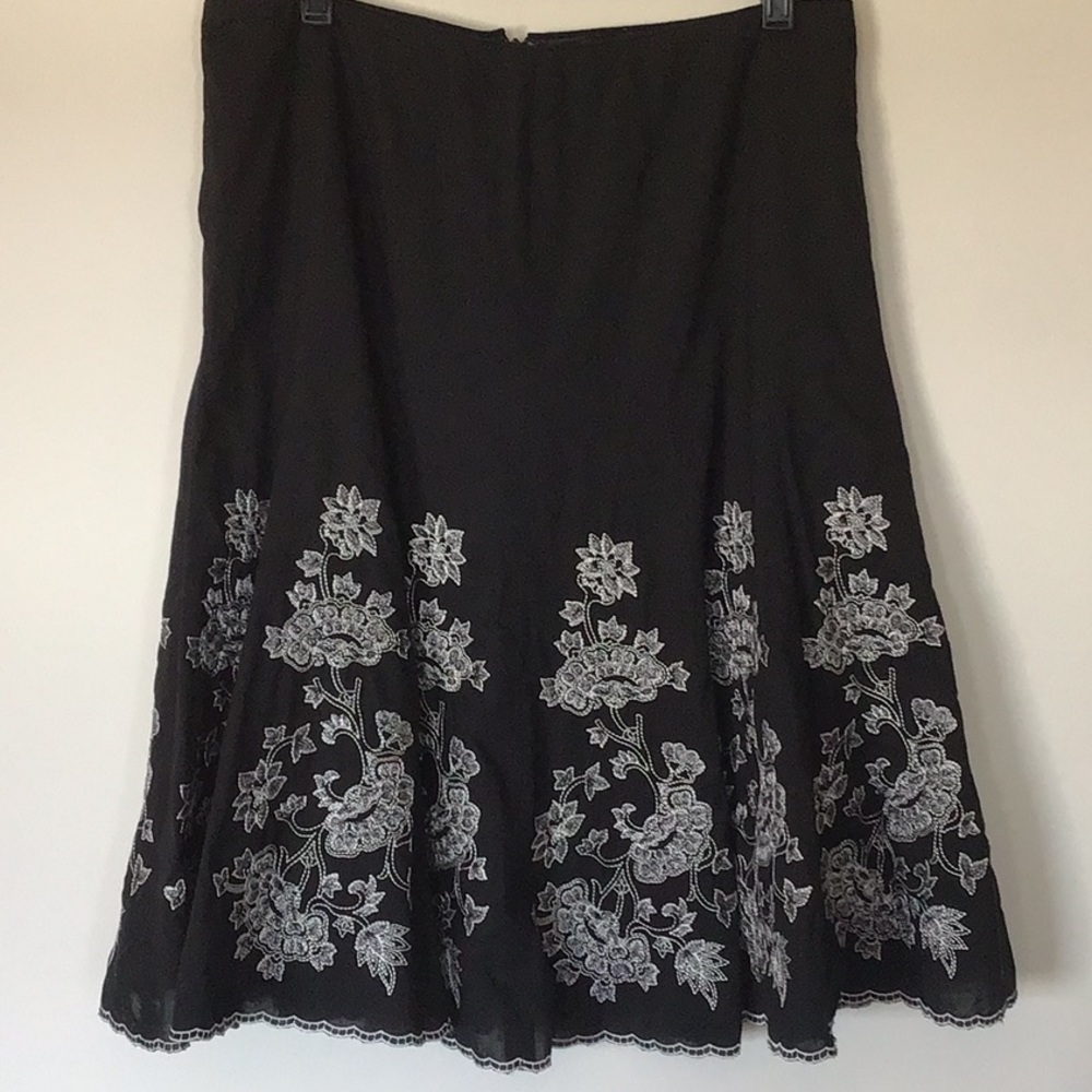 Tahari Black Embroidered Skirt Sz 8